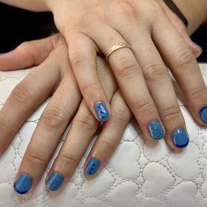 Manicura con esmalte permanente y refuerzo de gel
